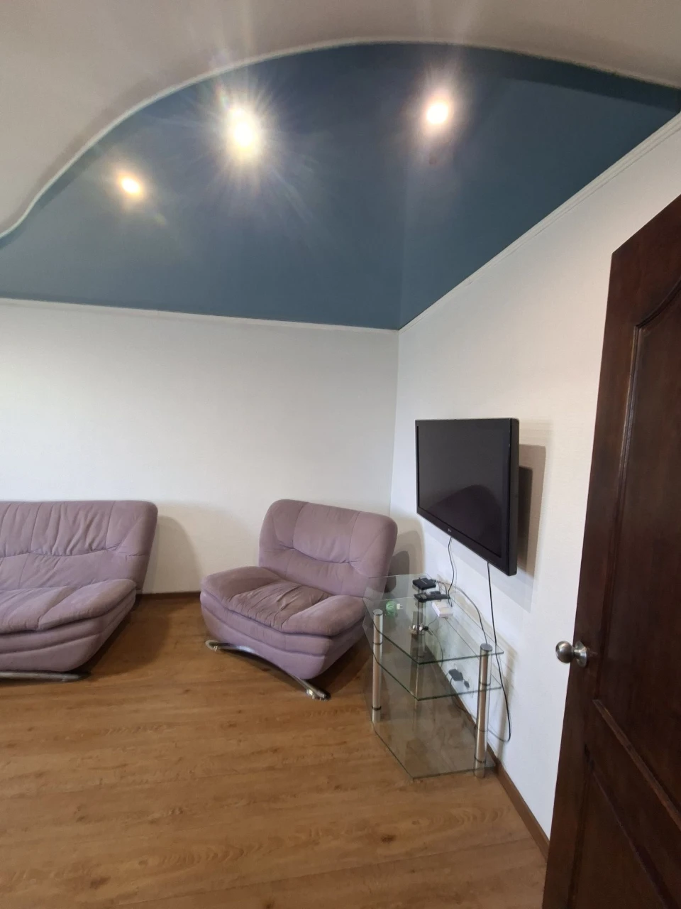 Selling a 3-room apartment with independent heating, all furniture and equipment