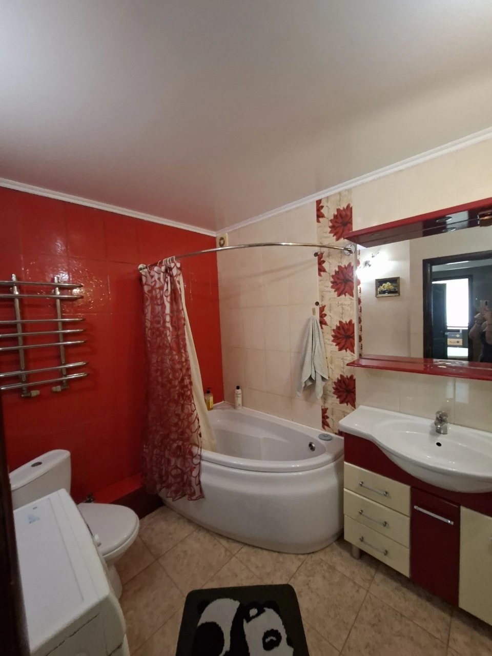 Selling a 3-room apartment with independent heating, all furniture and equipment