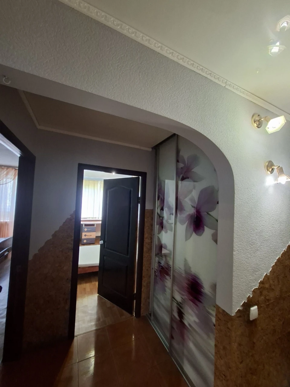 Selling a 3-room apartment with independent heating, all furniture and equipment