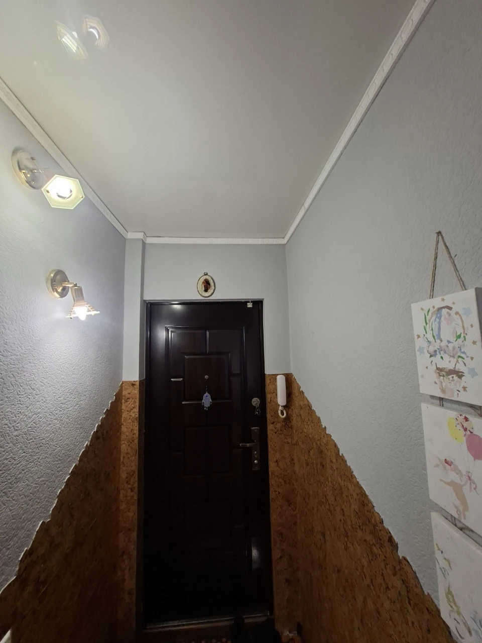 Selling a 3-room apartment with independent heating, all furniture and equipment