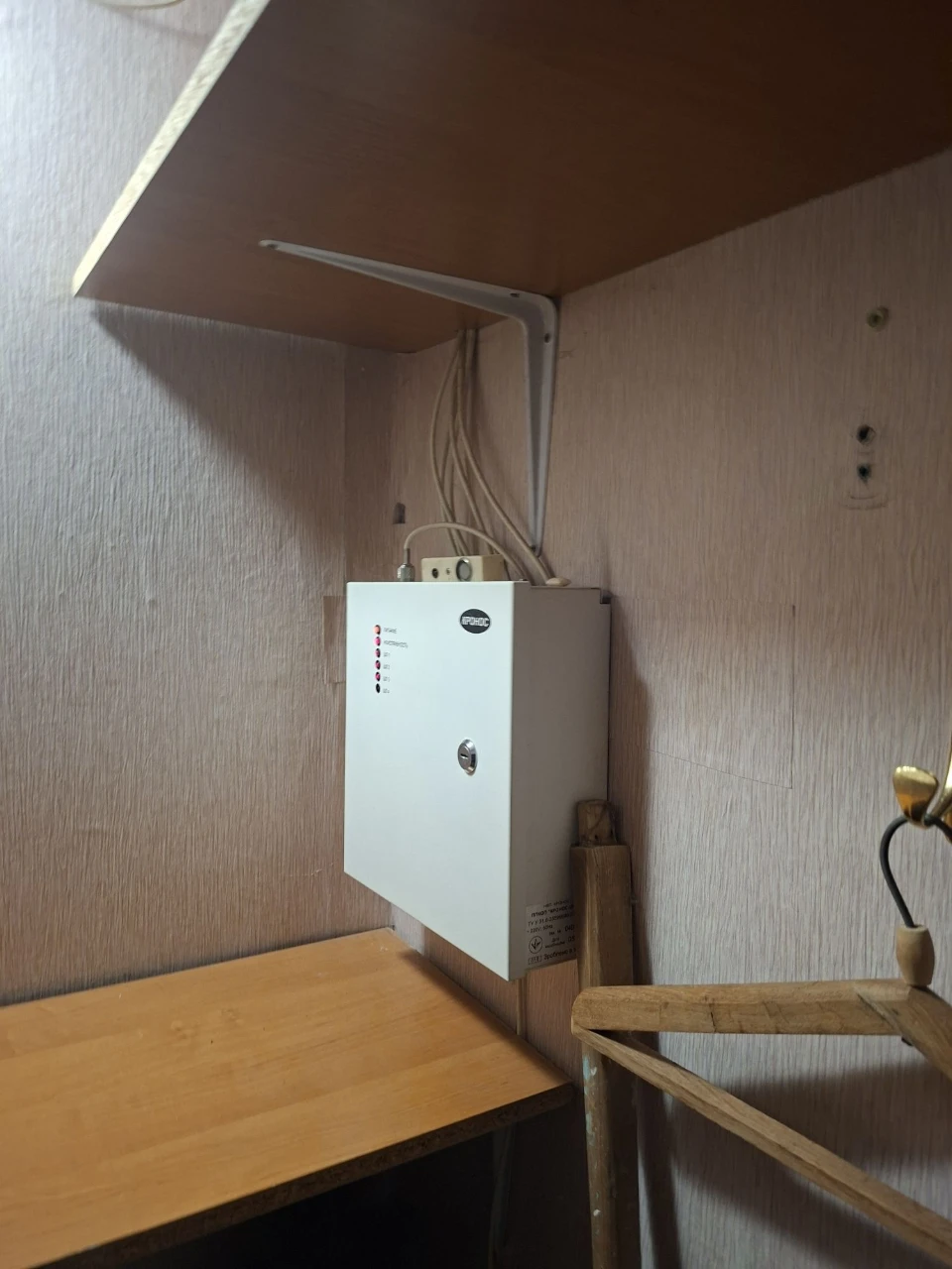 Selling a 3-room apartment with independent heating, all furniture and equipment