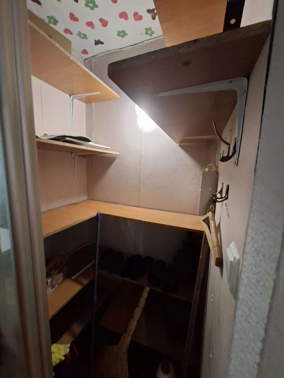 Selling a 3-room apartment with independent heating, all furniture and equipment