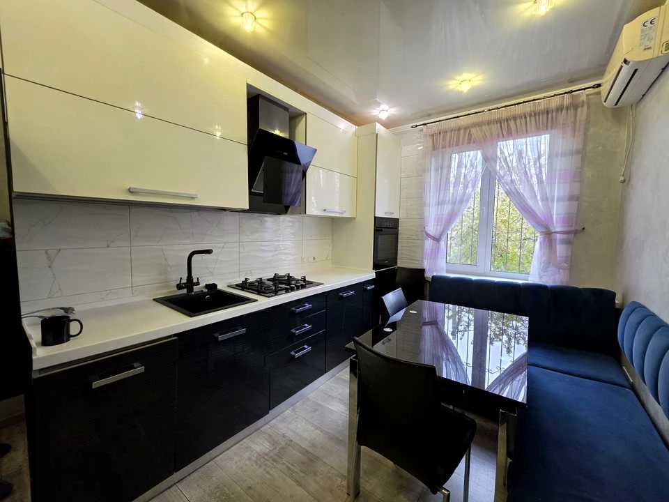 Apartment. Slava Street, Pioneer District, Krivoi Rog
