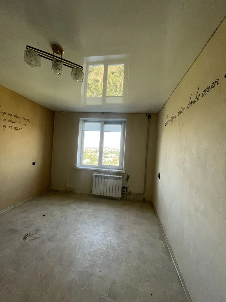 For sale, 3-room apartment on Zarichna Street.