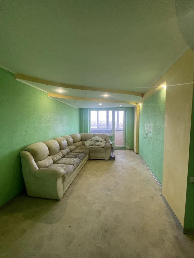 For sale, 3-room apartment on Zarichna Street.