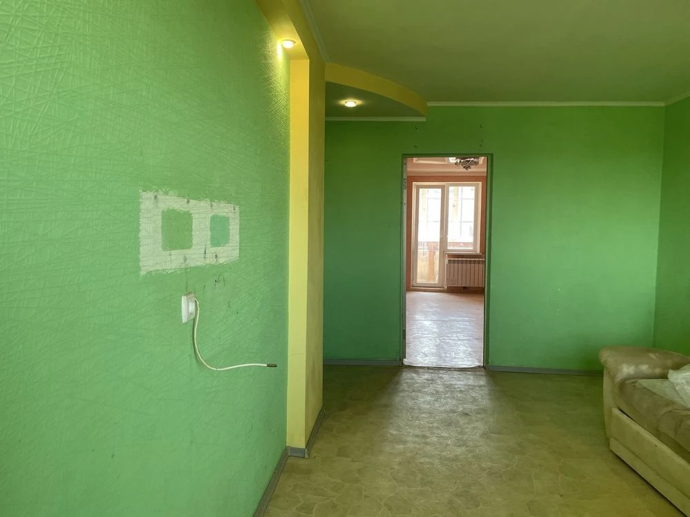 For sale, 3-room apartment on Zarichna Street.