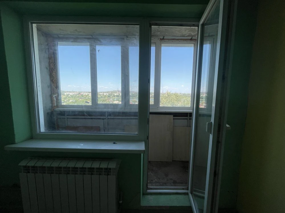 For sale, 3-room apartment on Zarichna Street.