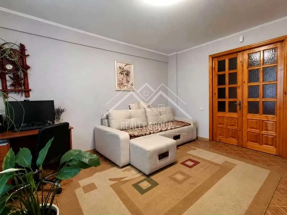 Apartment. Kryvi Rog, University Avenue