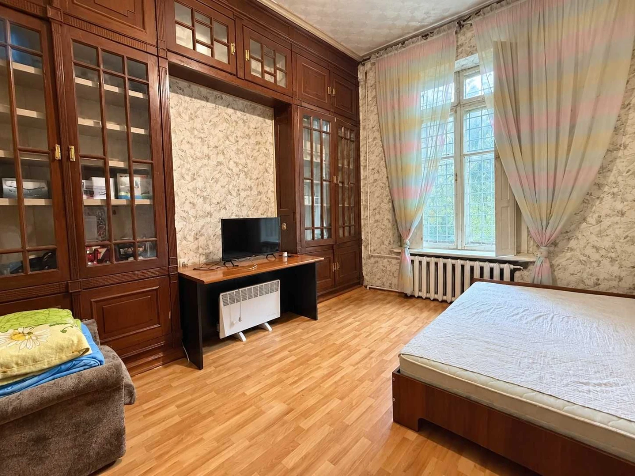 Sale of a 5-room apartment on the Ingul' River with a separate entrance and a large