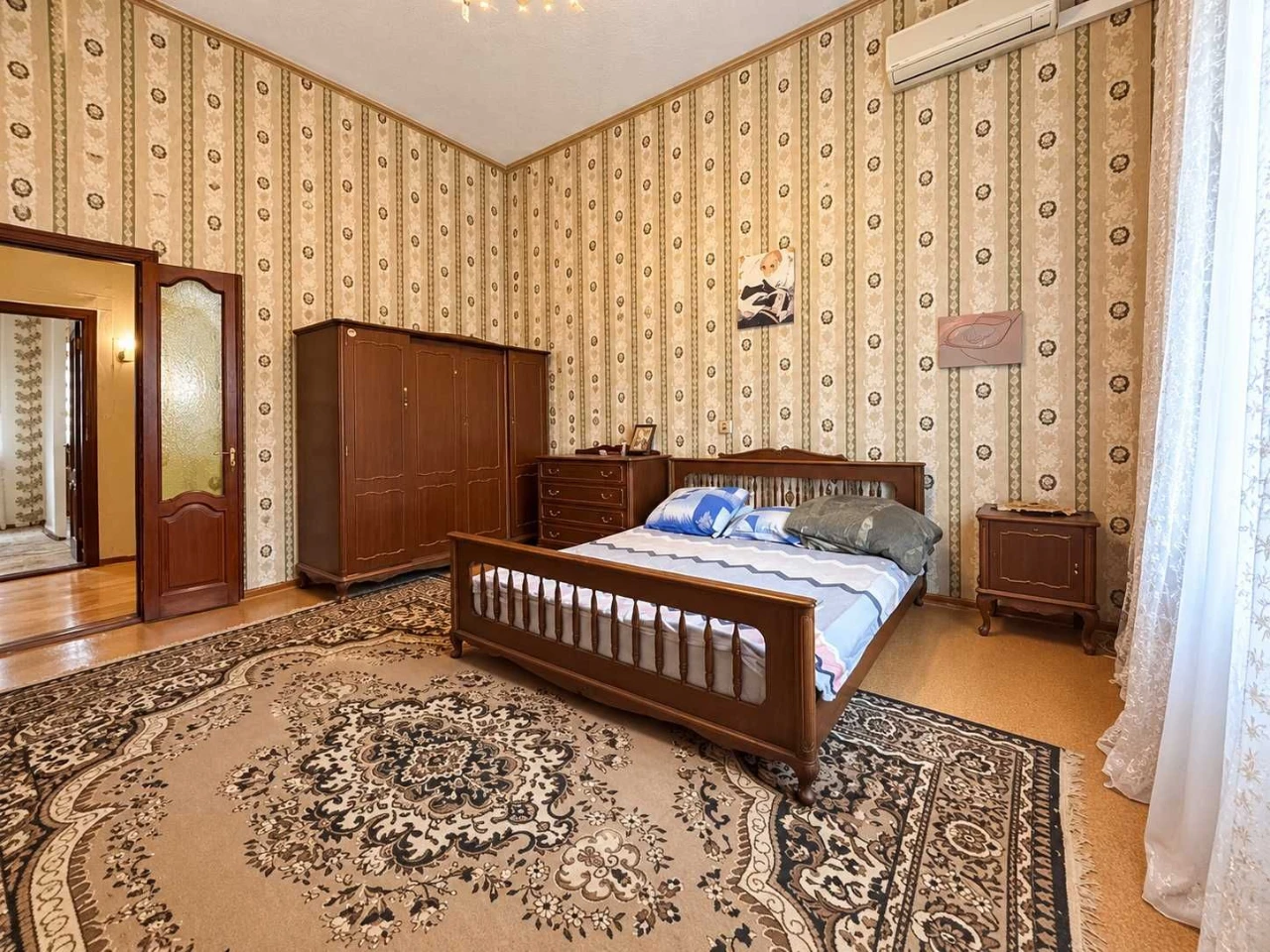 Sale of a 5-room apartment on the Ingul' River with a separate entrance and a large