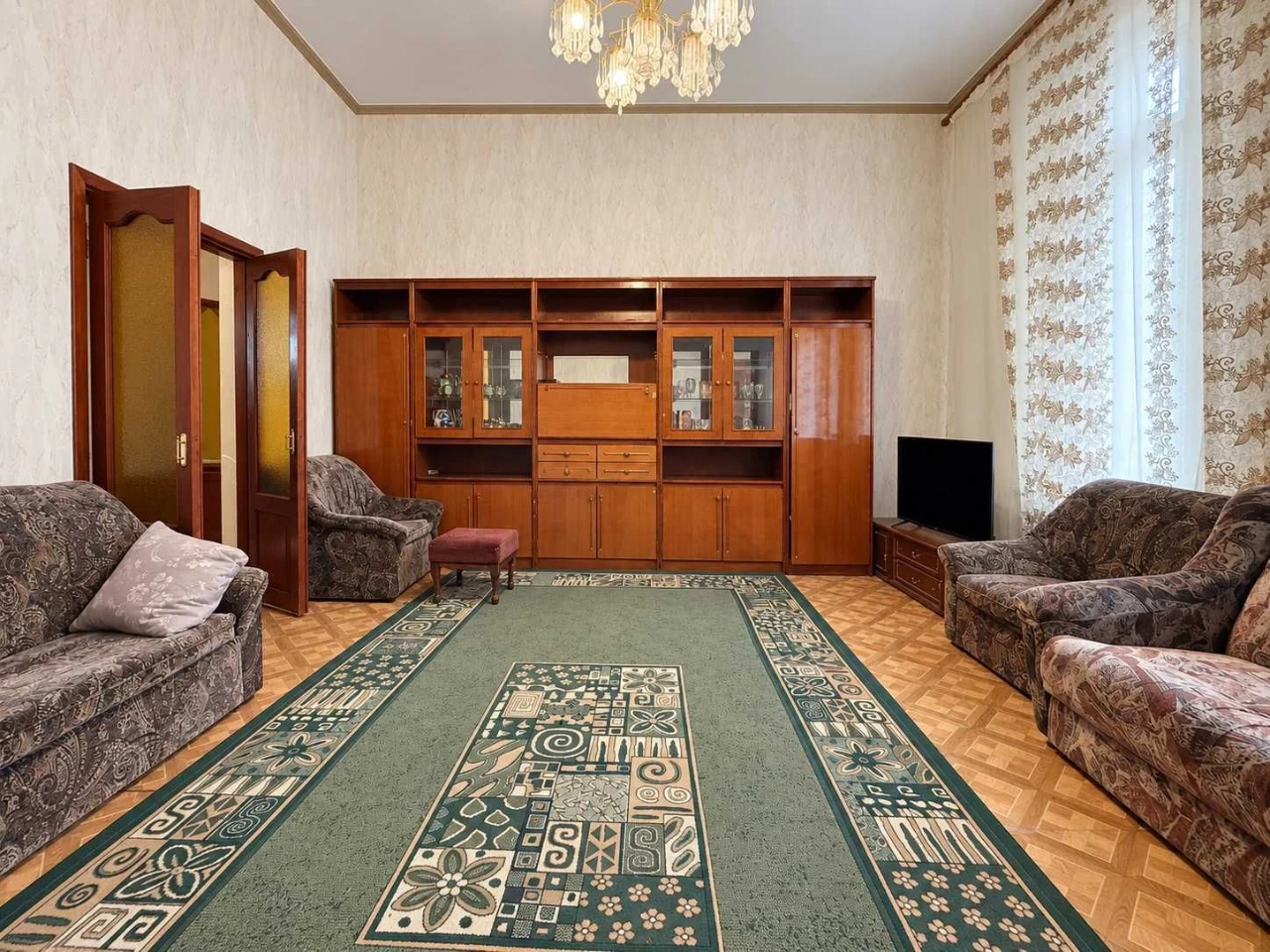 Sale of a 5-room apartment on the Ingul' River with a separate entrance and a large