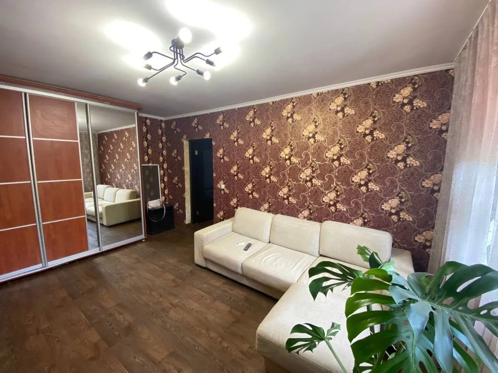 Sale of a 2-room apartment on Kryvorizhstal Street "Red"