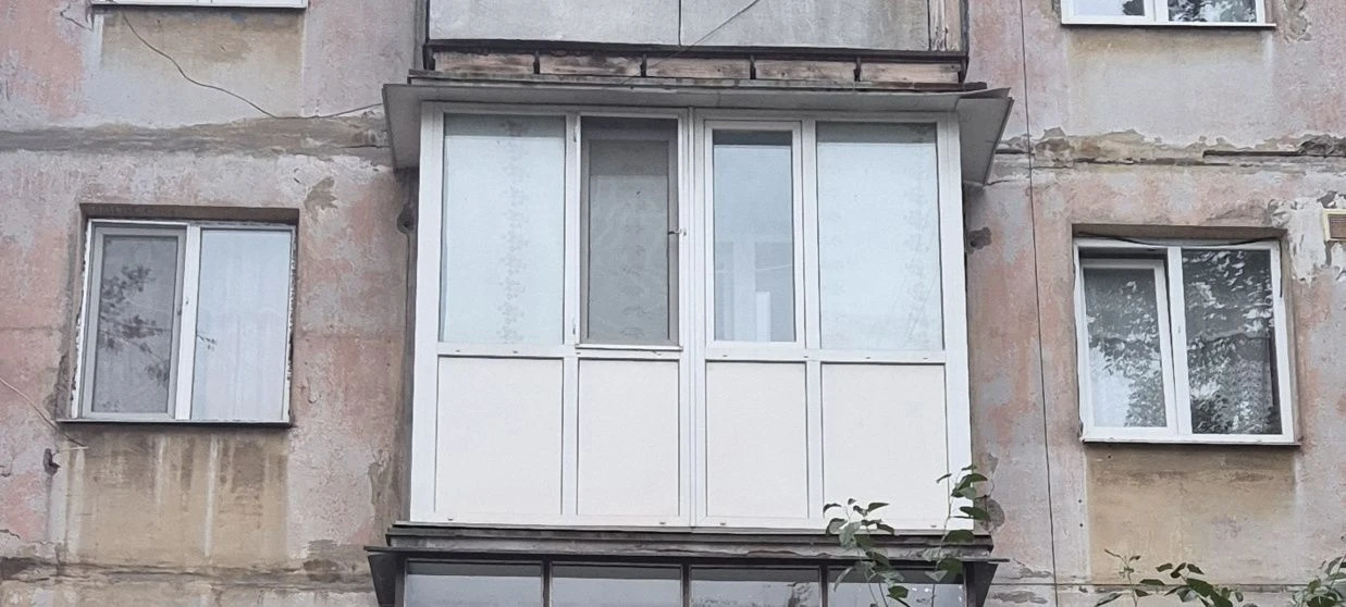 For Sale: 2-room apartment on the 3rd floor in the Uhtomsky Voskhom residential complex, Plia district.