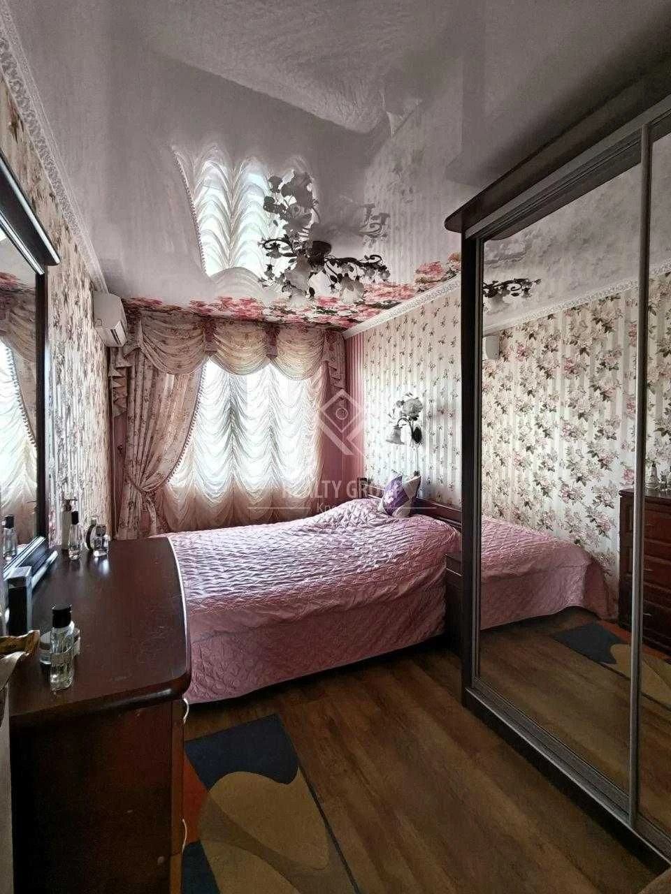For Sale 3-bedroom apartment with independent heating (Matevych)