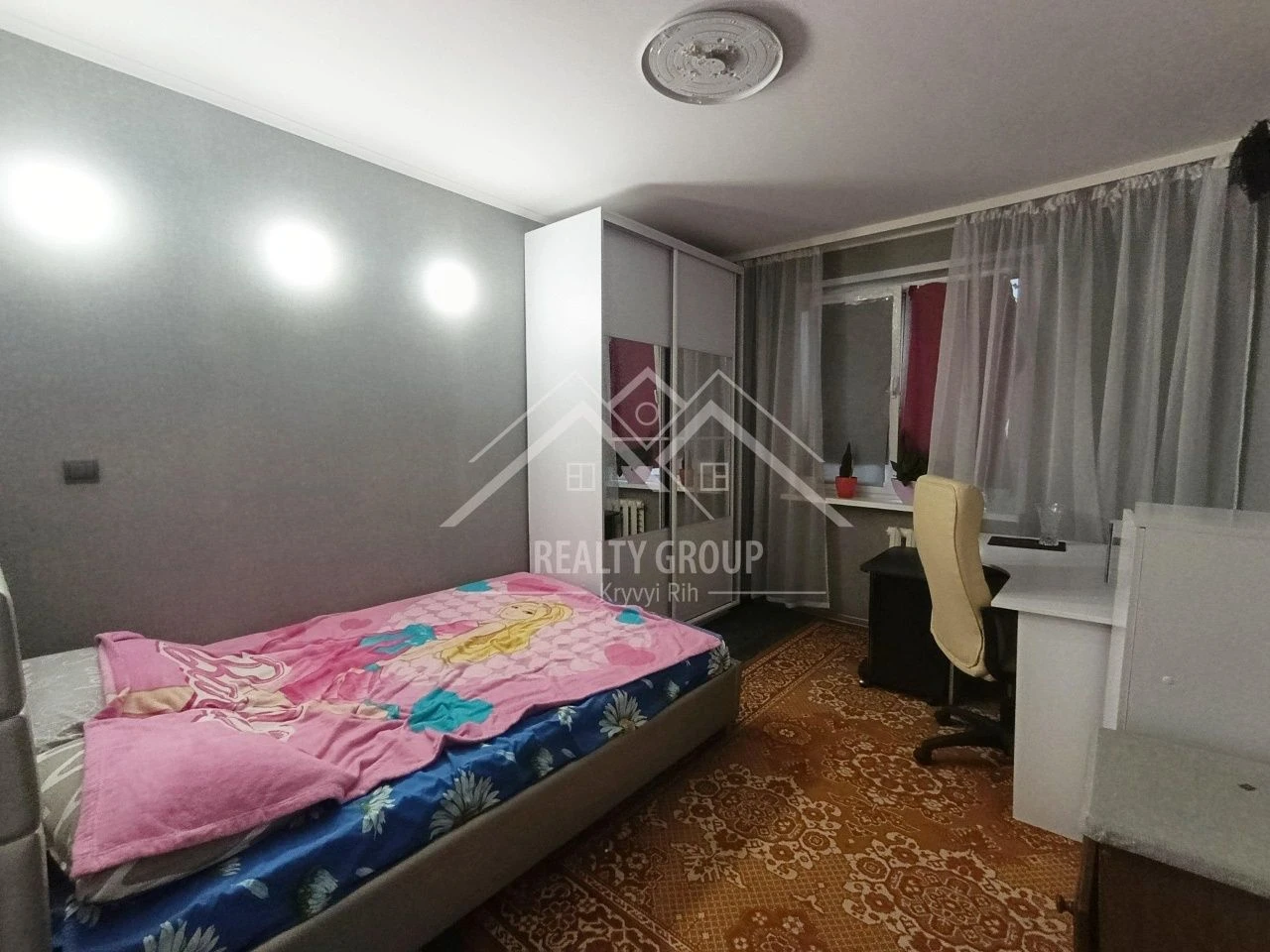 Продається 3-кімнатна квартира з ремонтом та меблями