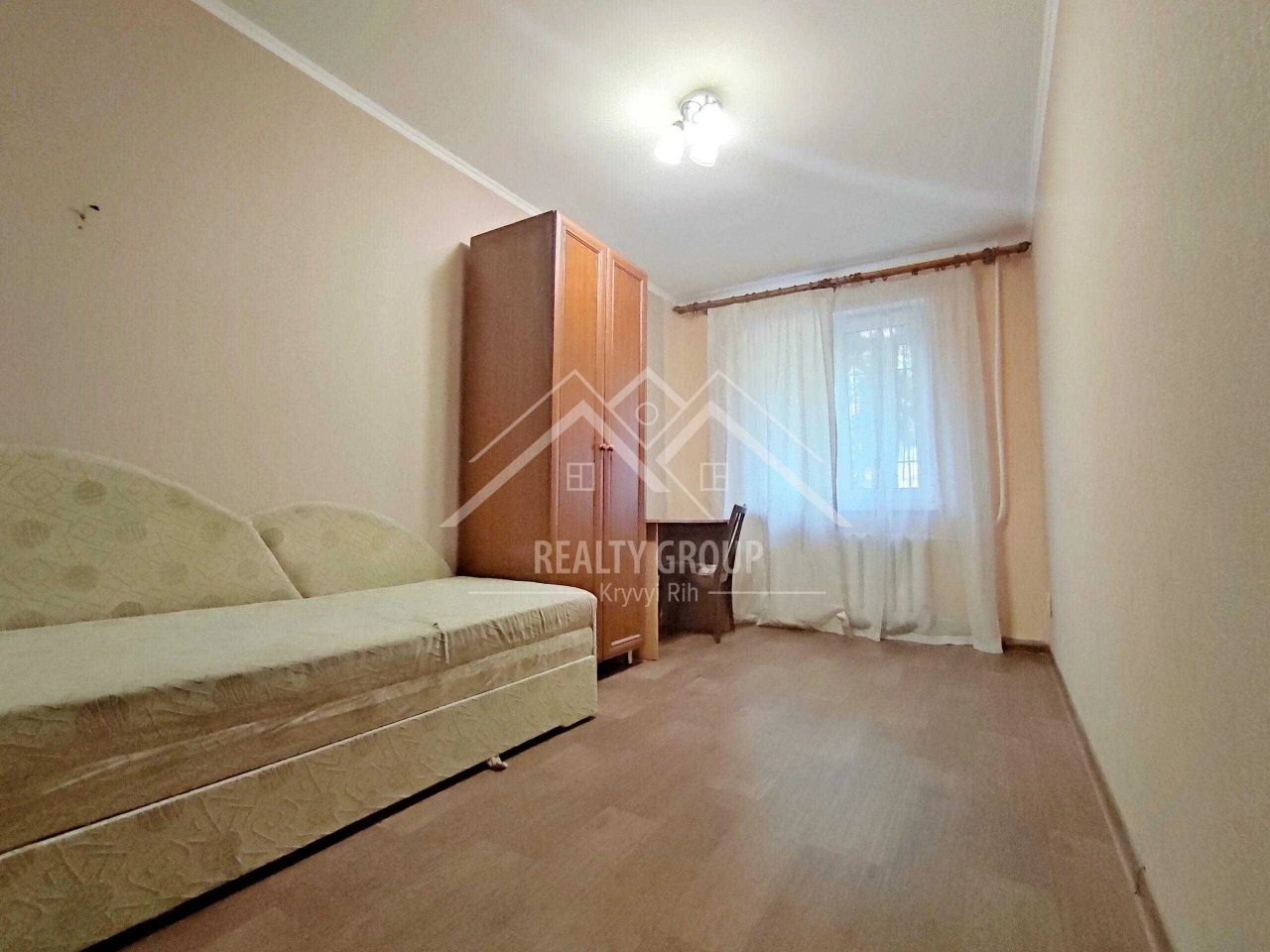 Sale of a spacious 3-bedroom apartment in 98th district