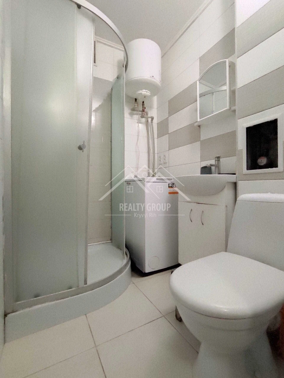 Sale of a spacious 3-bedroom apartment in 98th district