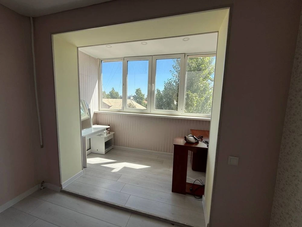 Selling my 3-room apartment on Street of Peace, 7 (Dzerzhynka)