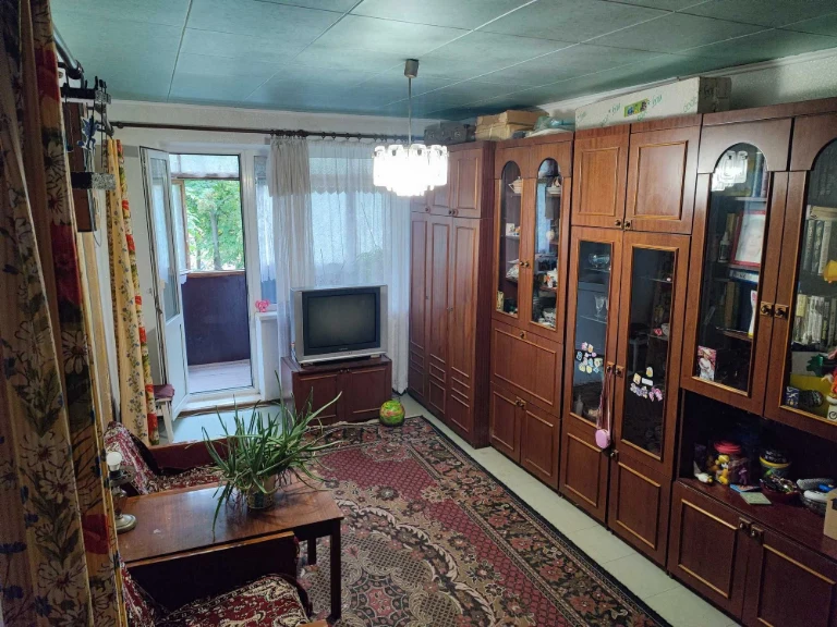 For Sale: 4-Bedroom Apartment on Sveta-Mykolaivska, Kryvyi R