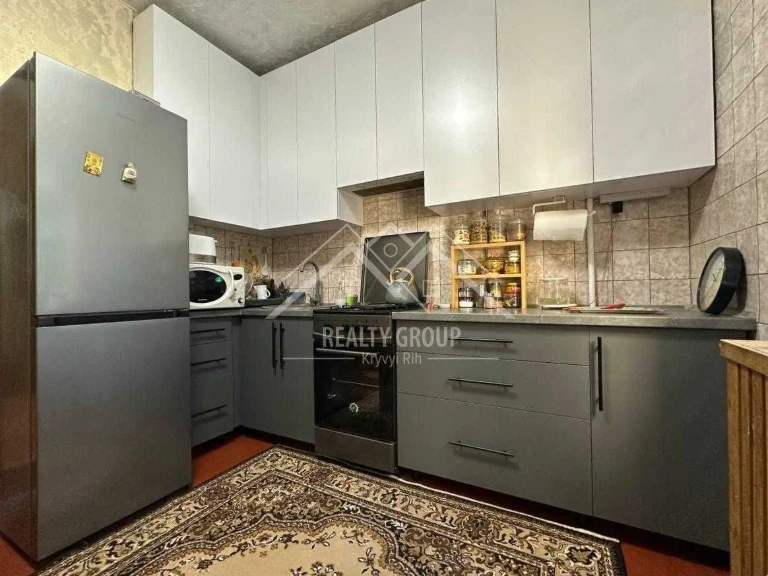 Sale of a 3-room apartment on Kryvbasivska Street, 54