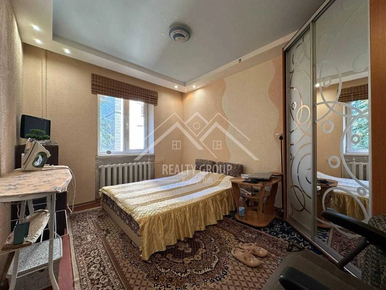 Sale of a 3-room apartment on Kryvbasivska Street, 54
