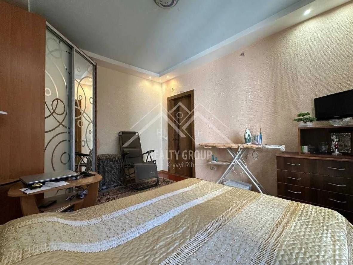 Sale of a 3-room apartment on Kryvbasivska Street, 54