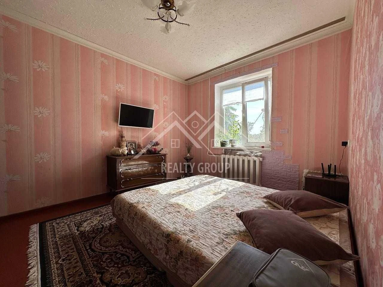 Sale of a 3-room apartment on Kryvbasivska Street, 54