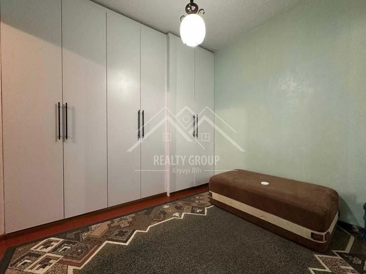 Sale of a 3-room apartment on Kryvbasivska Street, 54