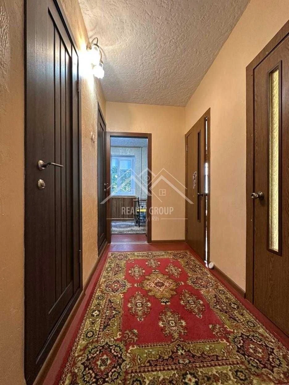 Sale of a 3-room apartment on Kryvbasivska Street, 54