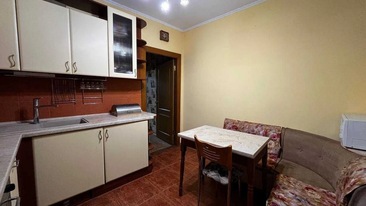 Spacious 3-bedroom apartment in the city center/Kalshevs'kyy