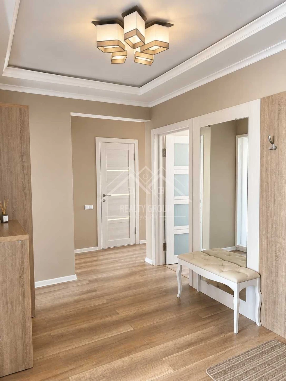 Продається простора 4-кімнатна квартира з ремонтом (Макулан)