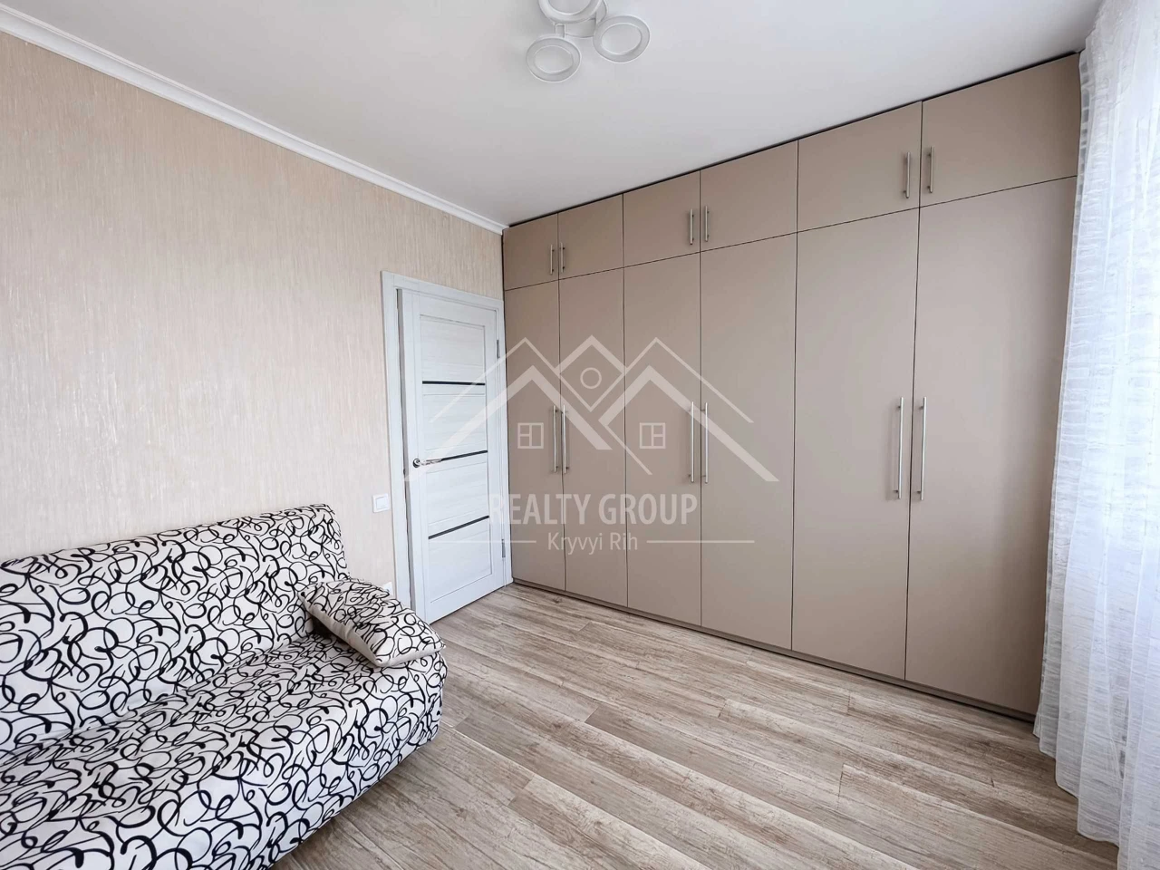 Продається простора 4-кімнатна квартира з ремонтом (Макулан)