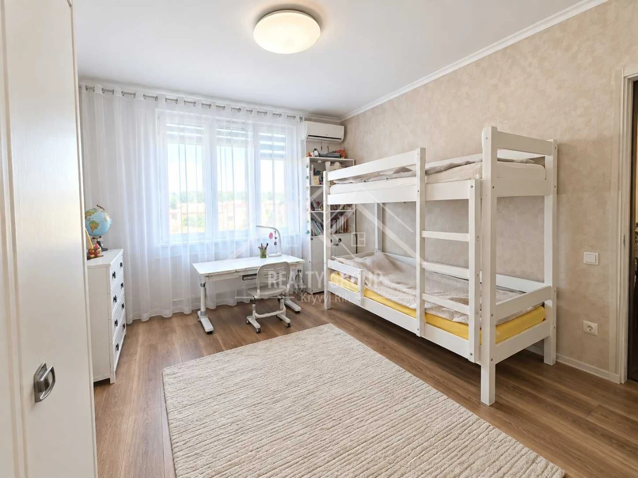 Продається простора 4-кімнатна квартира з ремонтом (Макулан)