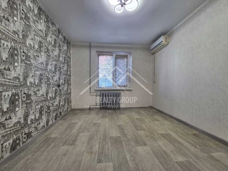 Продажа 2-комнатной квартиры, средний этаж.
