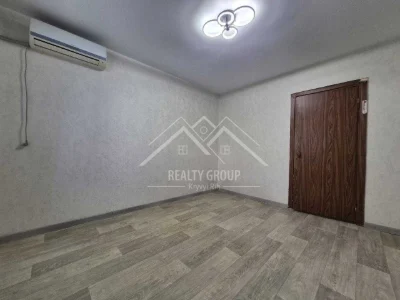 Продажа 2-комнатной квартиры, средний этаж.