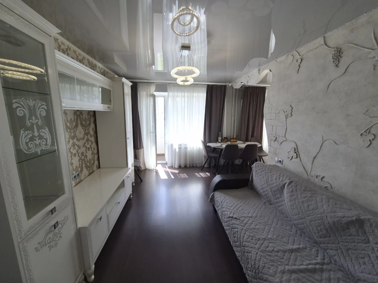 Продажа трехкомнатной квартиры. Улица Соборности 74. Парк Ю