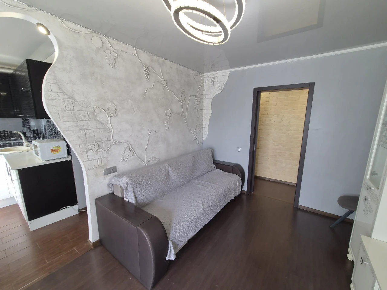 Продажа трехкомнатной квартиры. Улица Соборности 74. Парк Ю