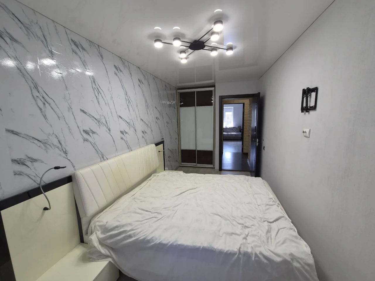 Продажа трехкомнатной квартиры. Улица Соборности 74. Парк Ю