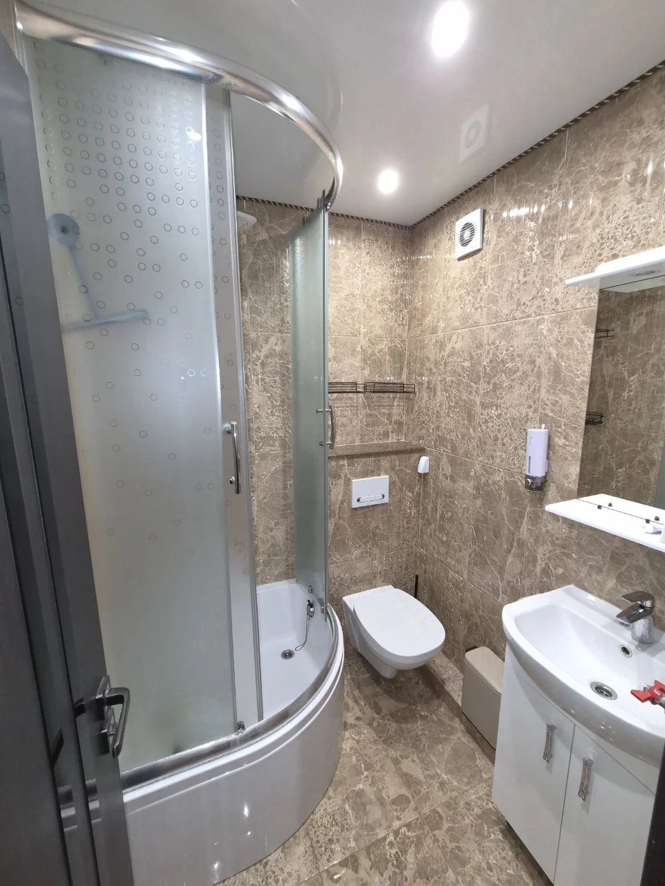 Продажа трехкомнатной квартиры. Улица Соборности 74. Парк Ю