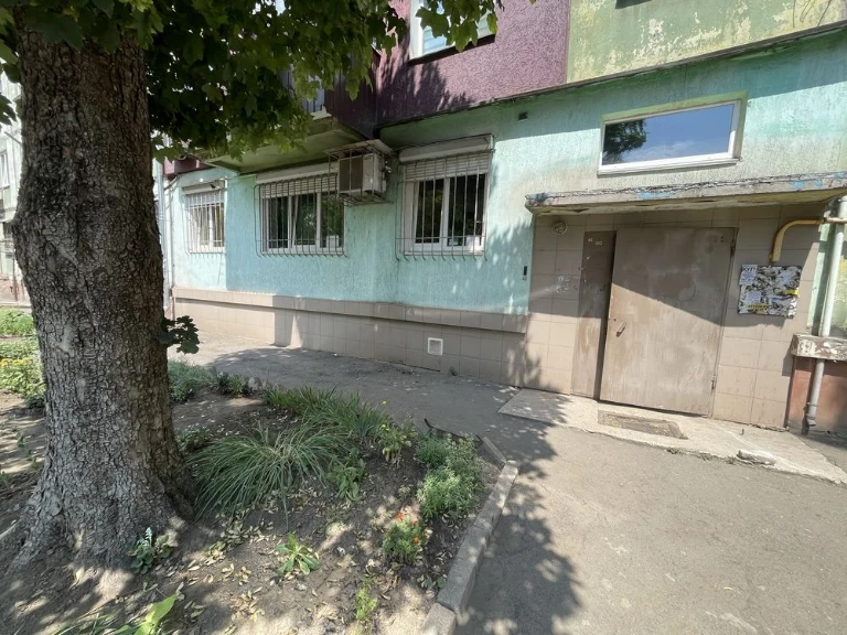 Red Line, Sale of 1/2 Share of a 3-Bedroom Apartment