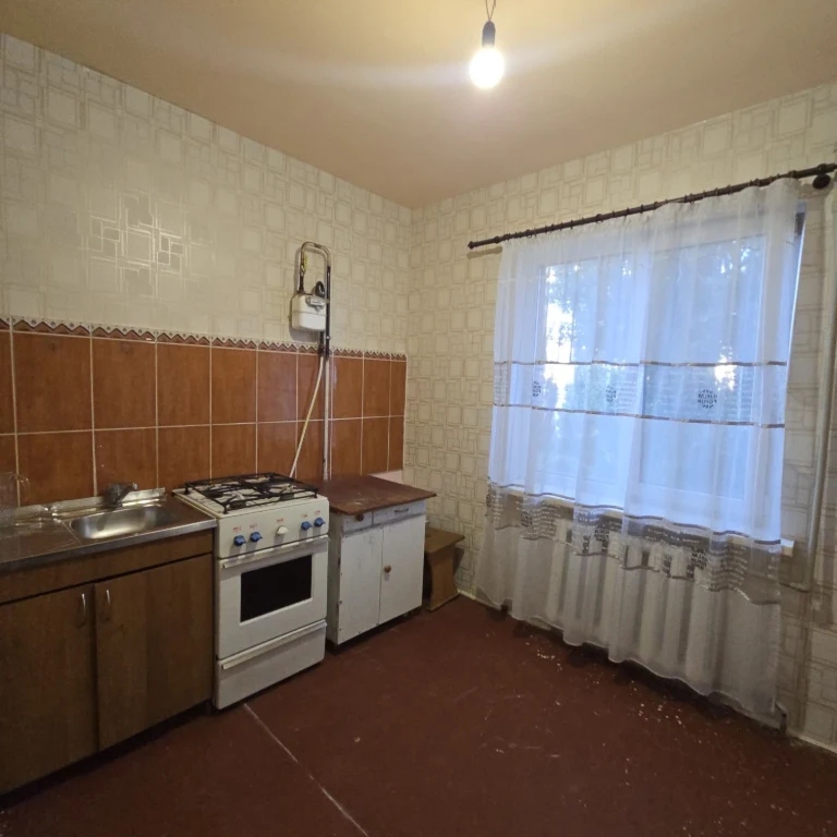 1 кім. чешка біля скверу на Співдружності, поруч Ювілейна, Б