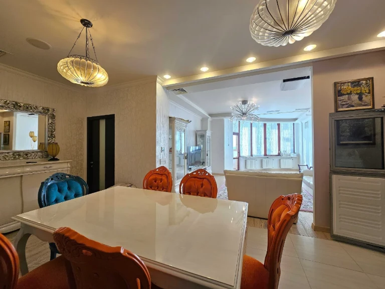 Exclusive three-bedroom apartment in the residential complex "Edel"