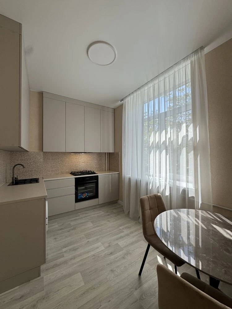 Продам 2х.ком.квартиру СТАЛИНКА,Ватутина,Универмаг,Свитанок