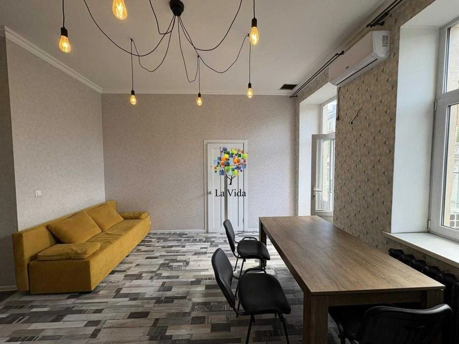 3-room apartment for sale in the heart of Podil! WITHOUT%