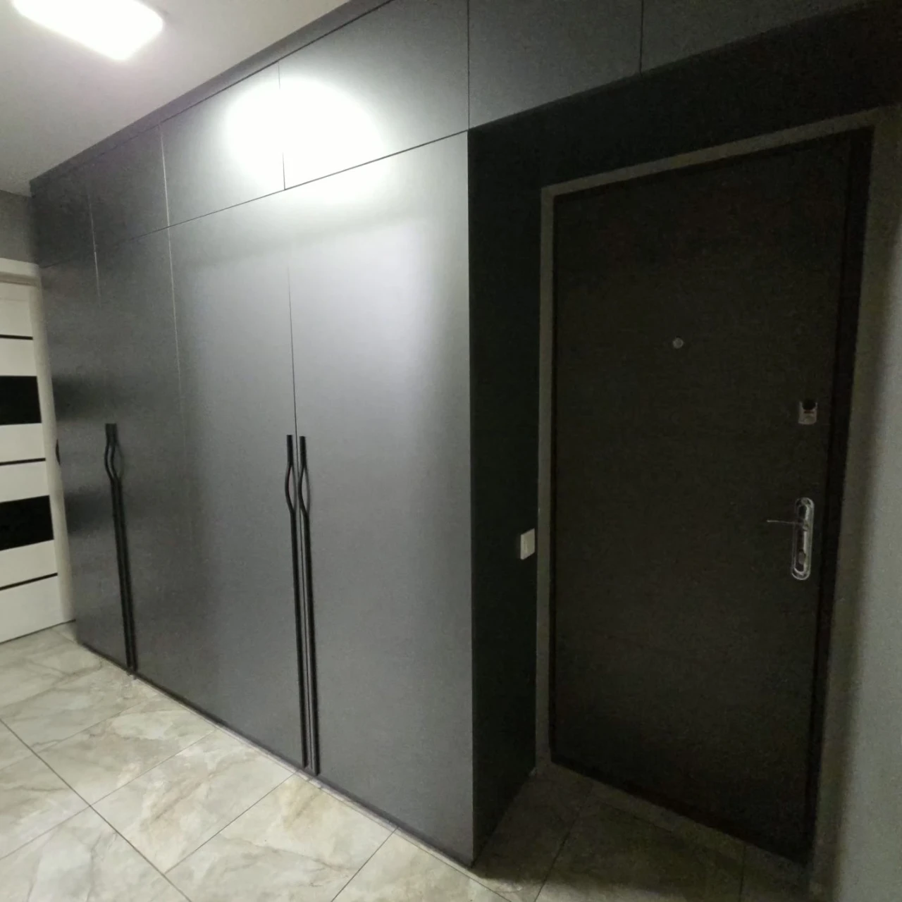 Продажа удобной трехкомнатной квартиры на Заречном, мебель в