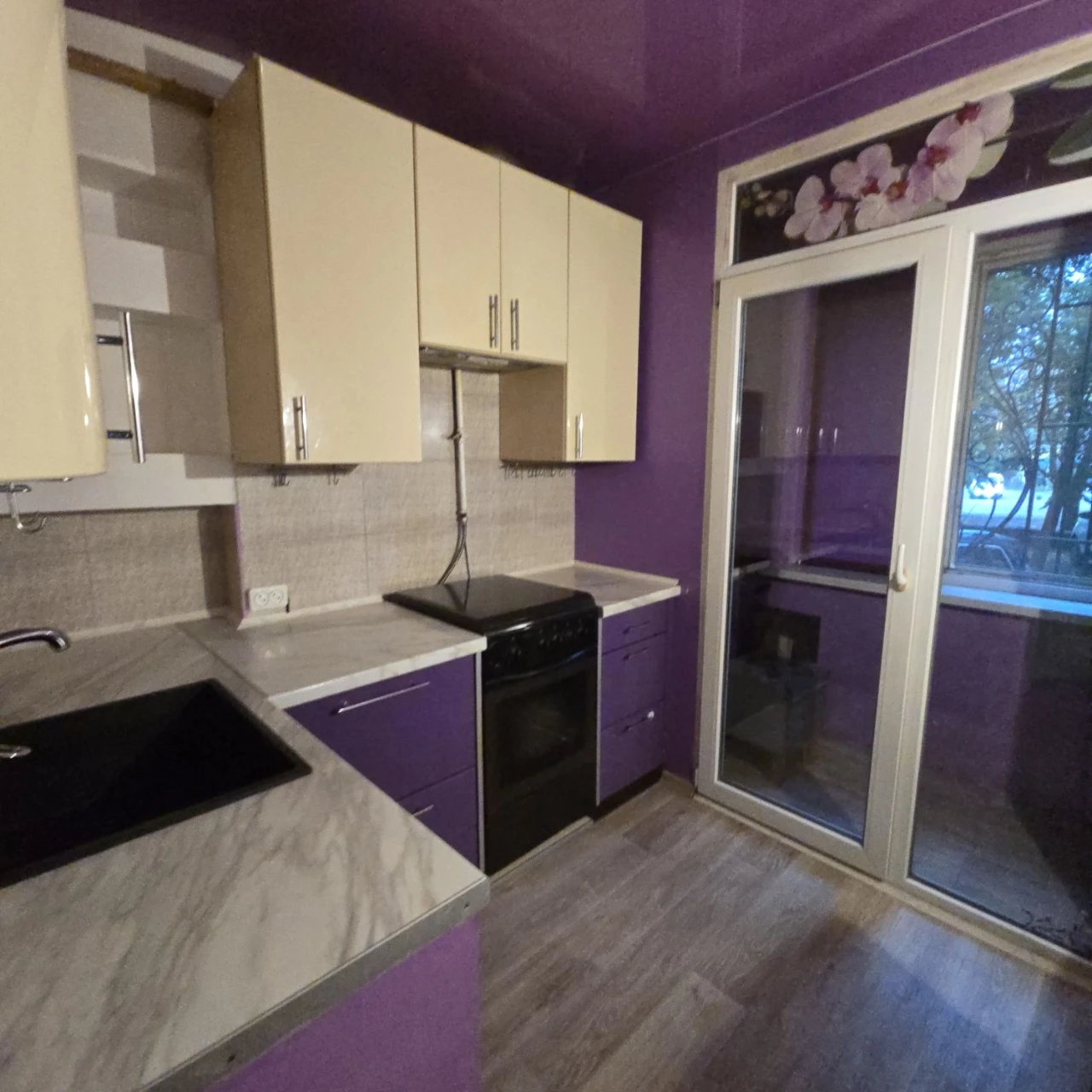 Продажа удобной трехкомнатной квартиры на Заречном, мебель в