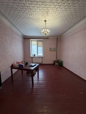 Продається 3-кімнатна квартира Алмазна 15 (Карачуни).