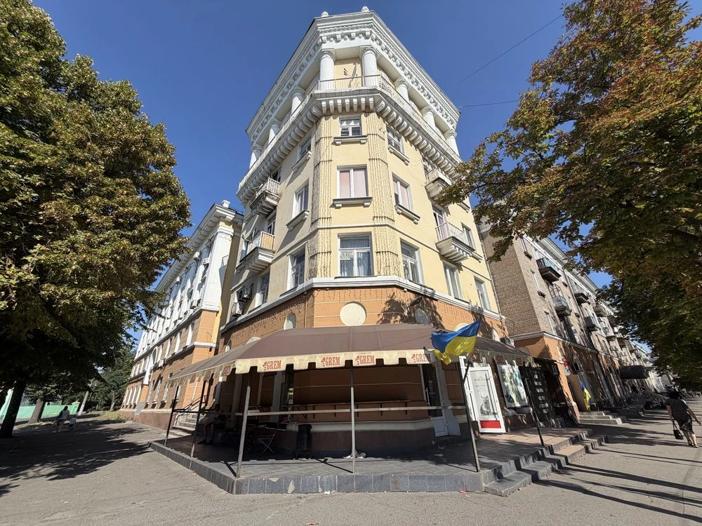 For Sale: Three-Room Apartment in the Center of Yugo Prospect, South