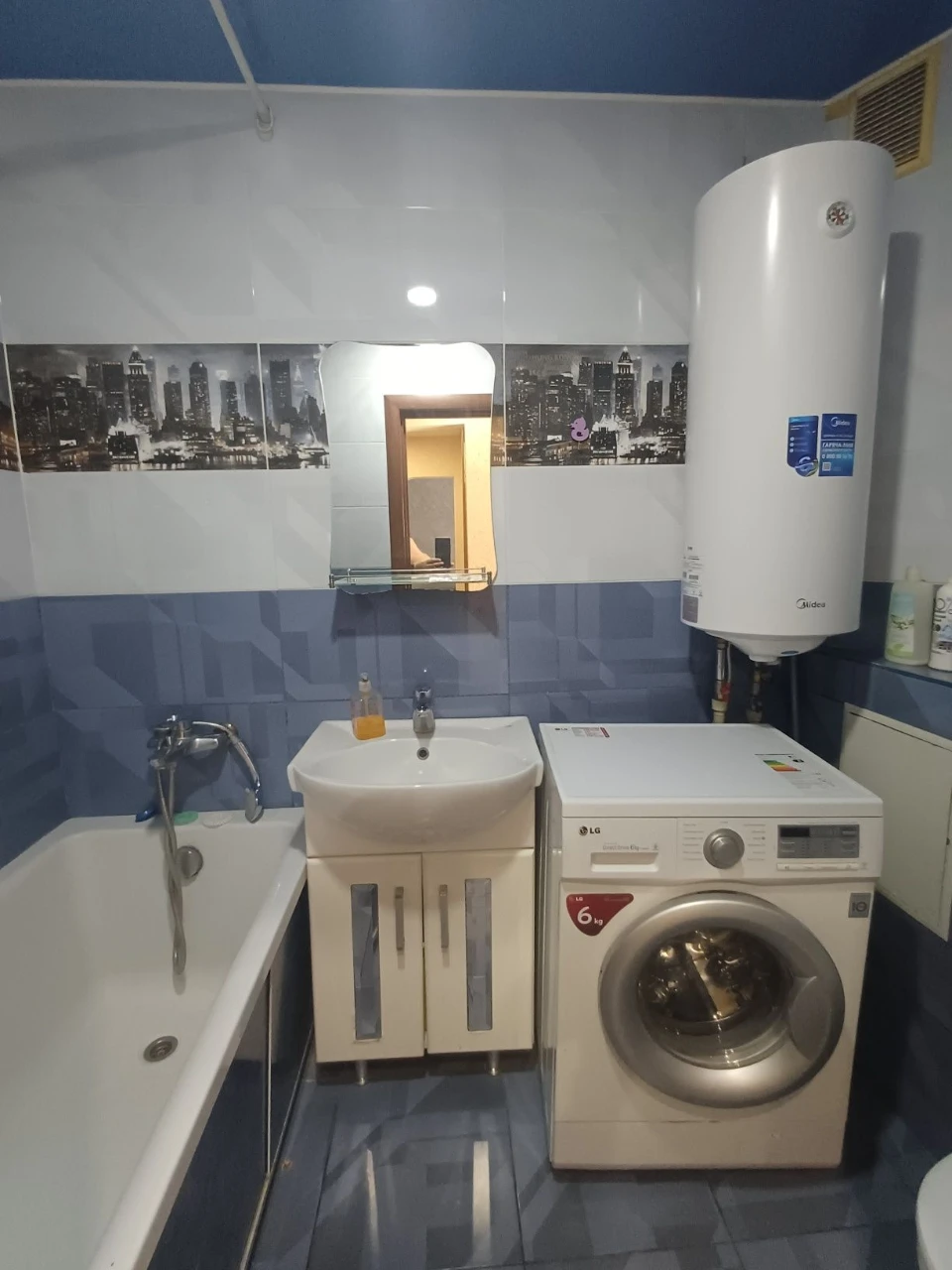 Продаж 2-кімнатного житла на вул. Миколи Світальського, 15. Поруч з Ю.