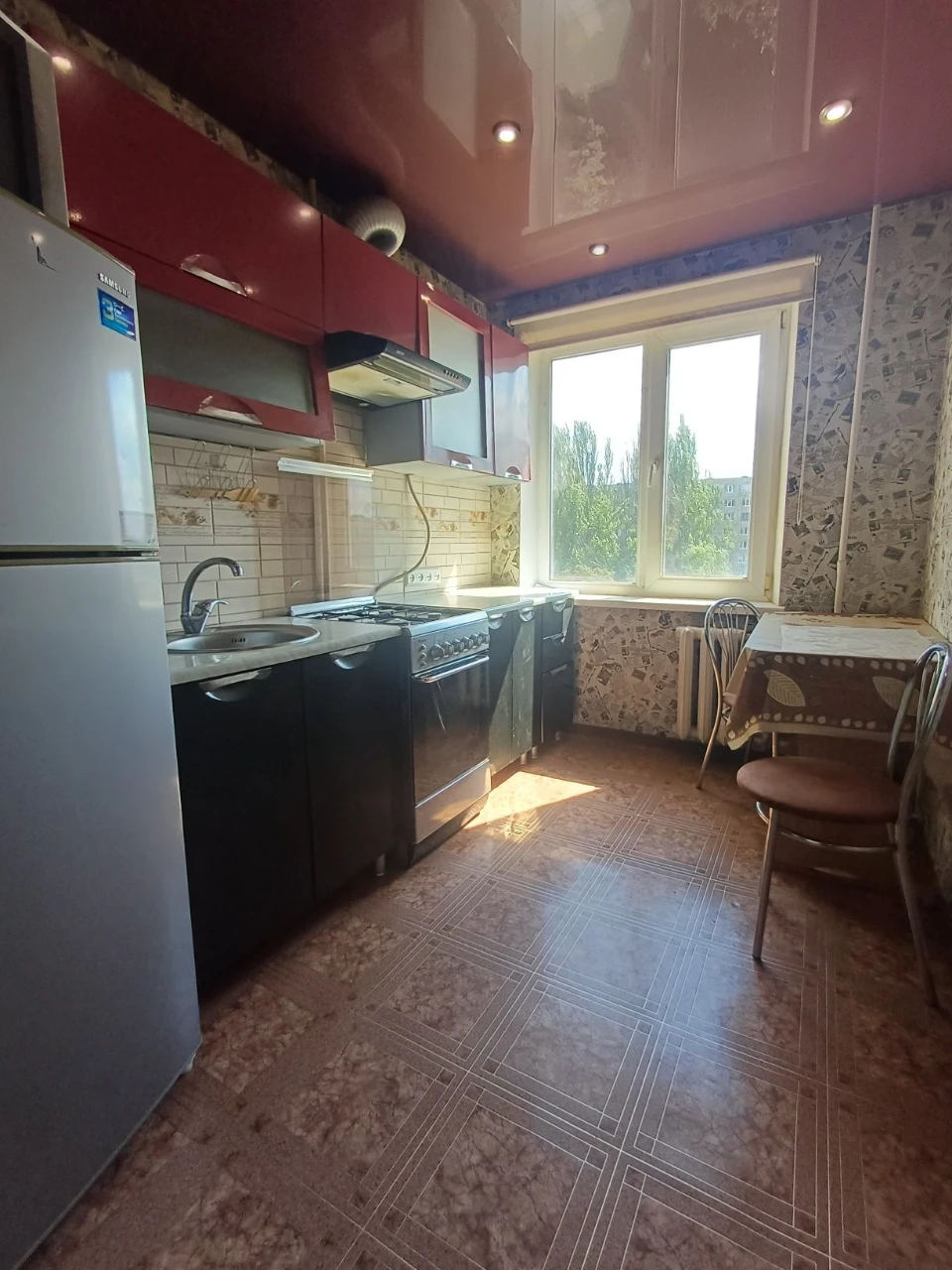 Продаж 2-кімнатного житла на вул. Миколи Світальського, 15. Поруч з Ю.